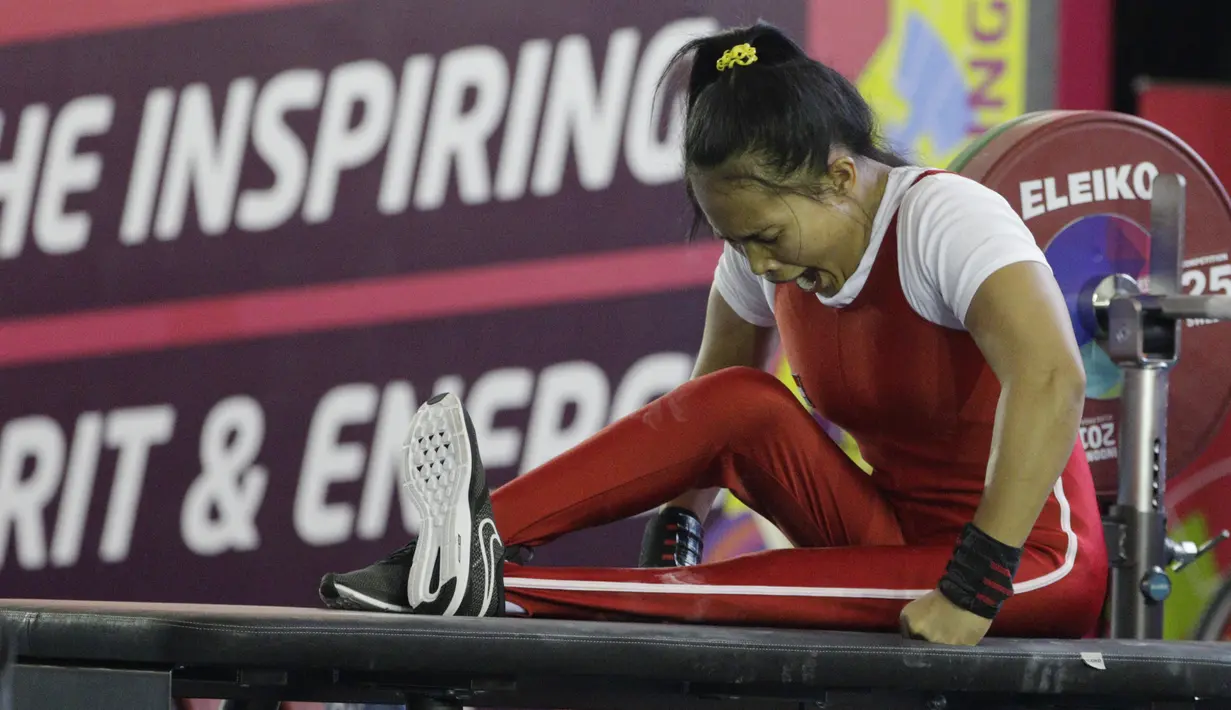 Lifter Indonesia, Ni Nengah Widiasih, berteriak usai beraksi pada Asian Para Games di Balai Sudirman, Jakarta, Minggu (7/10/2018).  (Bola.com/M Iqbal Ichsan)