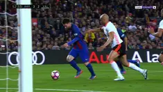 Barcelona mengejar posisi Real Madrid dengan defisit dua poin setelah menang 4-2 melawan Valencia. BallBall