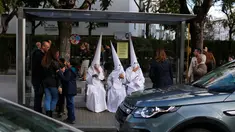 Sejumlah orang mengenakan kostum khas yang terdiri atas jubah dan kedok bertopi kerucut yang disebut capirote di Spanyol, (21/3). Capirote merupakan merupakan perwujudan rasa penyesalan dan pertobatan dari yang mengenakannya. (REUTERS / Marcelo del Pozo)