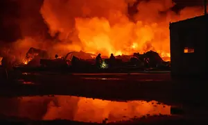 Petugas pemadam kebakaran memadamkan api setelah rudal Rusia menghantam sebuah gudang di Kyiv, Ukraina, Rabu, 5 Agustus 2026. (Foto AP/Dan Bashakov)