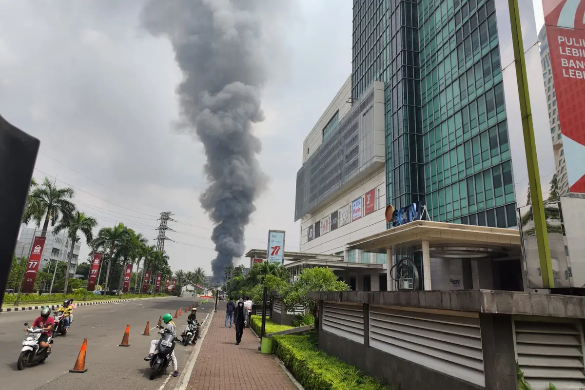 Kebakaran terjadi di Jalan Simprug Golf 2, Kebayoran Lama, Jakarta Selatan, Minggu (21/8/2022) siang (Liputan6.com/Thomas)