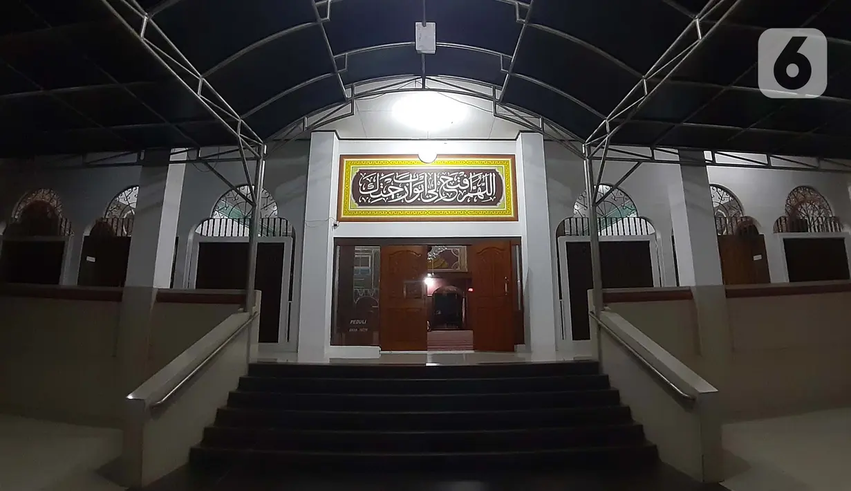 Suasana salah satu masjid di Jakarta, Jumat (24/4/2020). Pada malam hari Ramadan 1441 H, sebagian besar masjid atau mushalla di Jakarta meniadakan salat Taraweh berjamaah. Tidak terlihat lagi kekhusyukan umat muslim saat menunaikan salat Taraweh berjamaah. (Liputan6.com/Helmi Fithriansyah)