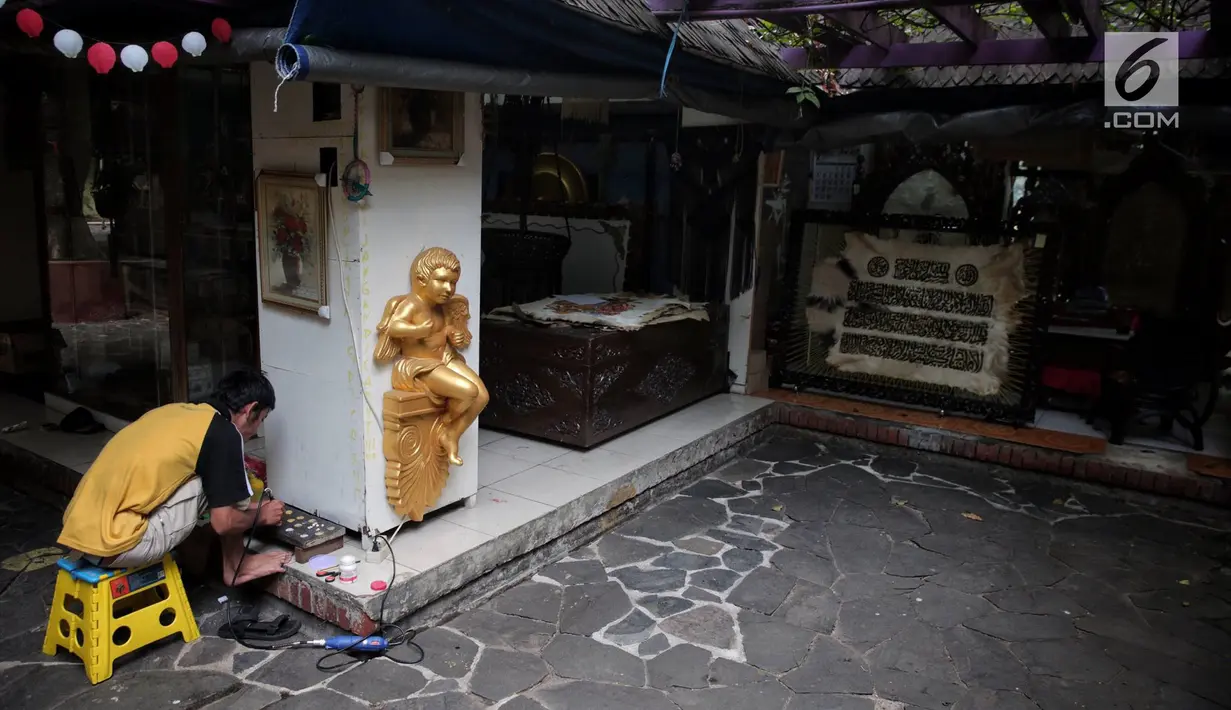 Seorang seniman membuat karya di Pasar Seni yang terletak didalam kawasan wisata Taman Impian Jaya Ancol Jakarta Utara, Selasa (17/10). Sejak diresmikan oleh Ali Sadikin pada tahun 1975 Pasar Seni kini semakin sepi pengunjung. (Liputan6.com/Faizal Fanani)
