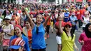 Peserta ToleRun 2016 mengangkat tangan saat memulai lari di Jalan Jend Sudirman, Jakarta, Minggu (20/11). Diikuti ratusan peserta, ToleRun 2016 dilaksanakan serentak di 31 kota di Indonesia. (Liputan6.com/Helmi Fithriansyah)
