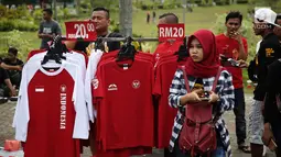 Pedagang pernak-pernik Indonesia menggelar dagangannya Stadion Sham Alam, Selangor tempat berlangsungnya semifinal SEA Games 2017, Sabtu (26/8). Timnas Indonesia U-22 bakal berlaga melawan Malaysia di semifinal SEA Games 2017. (Liputan6.com/Faizal Fanani)