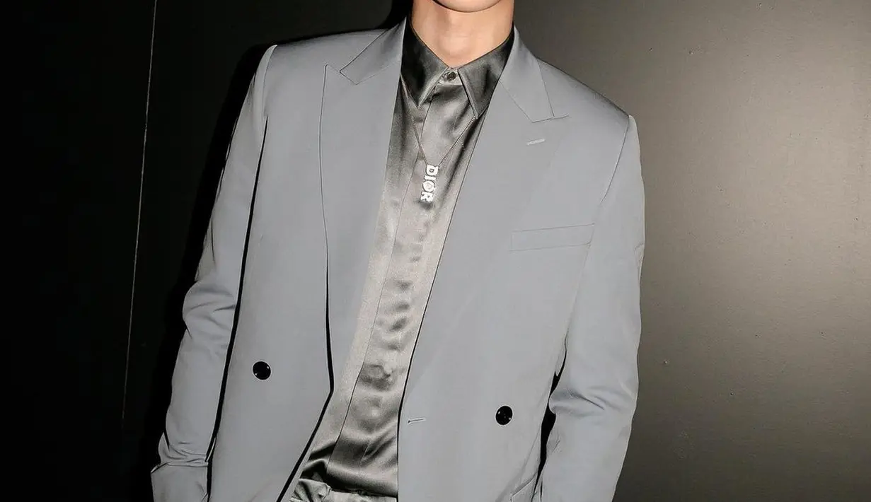 Melihat penampilan gagah lainnya dari Nam Joo Hyuk. Di sini ia menghadiri salah satu acara Dior mengenakan outfit all Dior. Kemeja satin berwarna abu-abu, ditumpuk dengan setelan blazer dan celana panjang yang serasi. [Foto: Instagram/skawngur]