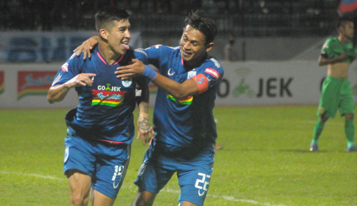 Gelandang PSIS semarang, Jonathan Cantillana (kiri), merayakan gol ke gawang Bhayangkara FC pada laga pekan ke-34 Shopee Liga 1 2019, di Stadion Moch Subroto, Magelang, Sabtu (21/12/2019). (Bola.com/Vincentius Atmaja)