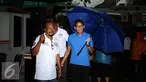 Calon Wakil Gubernur DKI Jakarta, Sandiaga S Uno (kanan) berpayung menyusuri Jalan Tanjung Barat Selatan, Jakarta, Minggu (20/11). Sandiaga melantik relawan komunitas Anies-Sandi tingkat RW Kelurahan Lenteng Agung. (Liputan6.com/Helmi Fithriansyah)