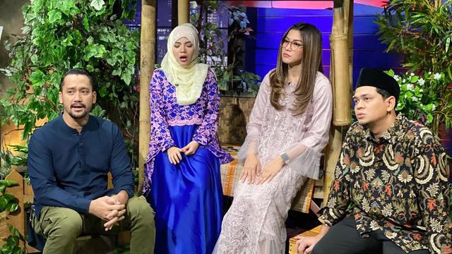 Demo Pakai Bikini, Ini 7 Potret Dinar Candy Pakai Hijab yang Bersahaja