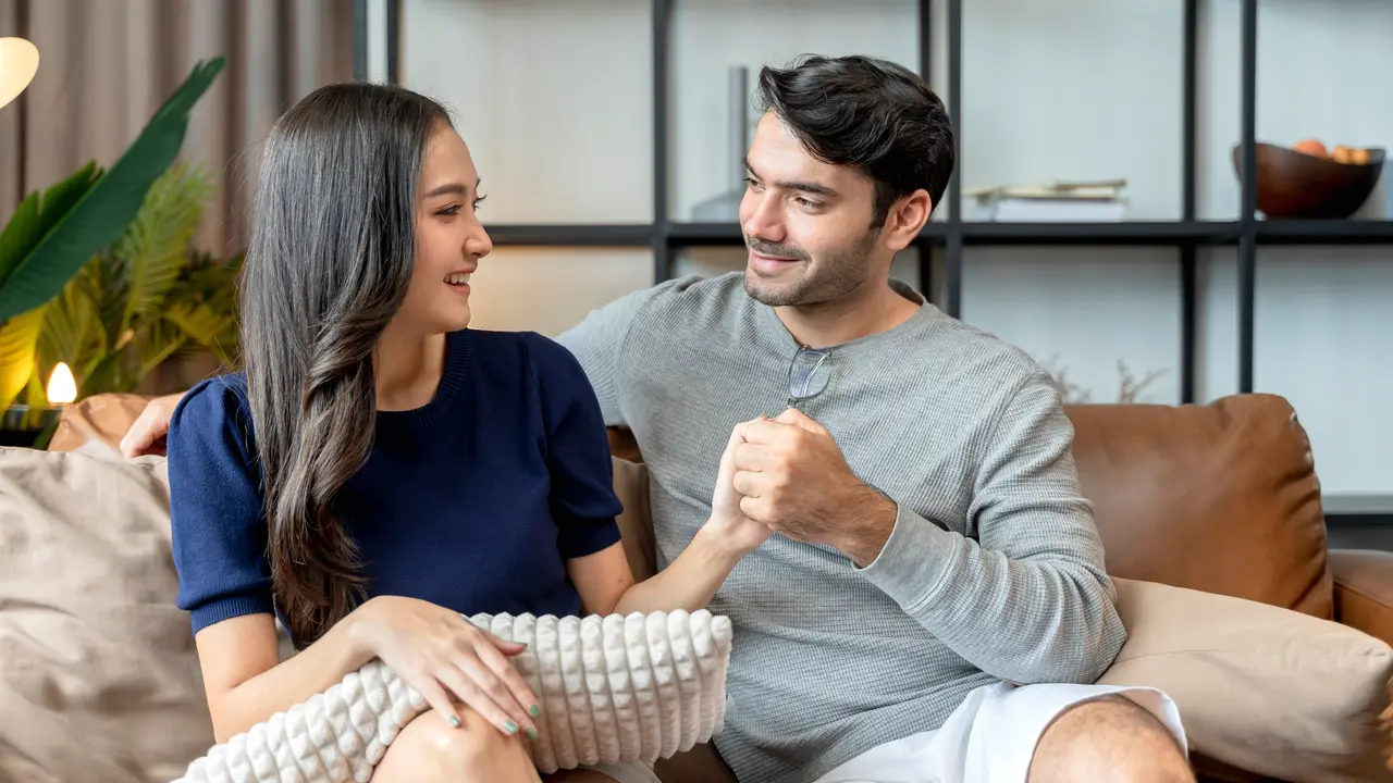 perempuan dan pasangan 2 oktober pegangan tangan