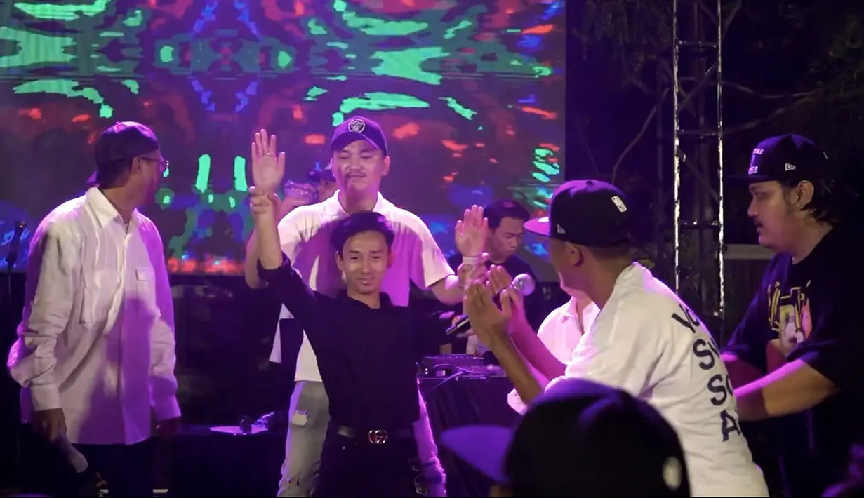 Berbeda dengan sang ibu yang ikut memeriahkan acara bernyanyi hingga joged, Diska yang ulang tahun tampak kalem. [Instagram/showimah]