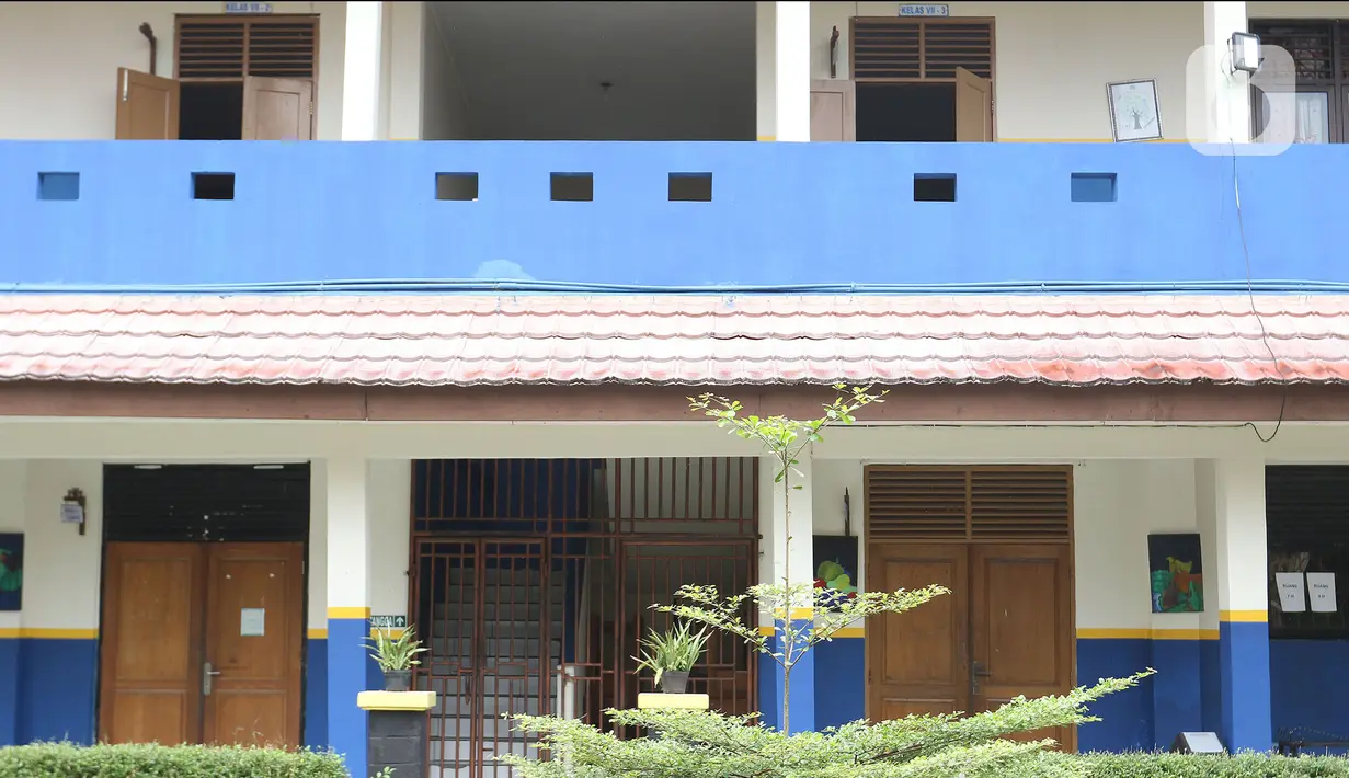 Suasana SMPN 2 Depok, Pancoran Mas, Depok, Jawa Barat, Jumat (19/11/2021). Pemkot Depok menghentikan sementara pelaksanaan PTMT seluruh sekolah di kawasan Pancoran Mas hingga 29 November 2021 akibat terjadinya penambahan kasus COVID-19 yang berasal dari klaster PTMT. (Liputan6.com/Herman Zakharia)