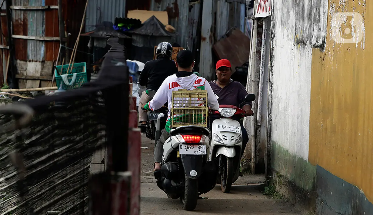 Kondisi lalu lintas jalur alternatif di belakang Kompleks Patra Jasa, Jakarta Selatan, Rabu (1/3/2023). Jalur alternatif seperti gang, jalan kecil, maupun jalan tembusan menjadi pilihan bagi pengendara sepeda motor untuk menghindari kemacetan di jalan-jalan protokol Ibu Kota. (Liputan6.com/Johan Tallo)