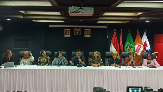 Ketua Tim Pemenangan Nasional (TPN) Ganjar-Mahfud, Arsjad Rasjid, mengumumkan kedeputian baru yaitu Deputi Inklusi yang berisi para perempuan di Gedung High End, Menteng, Jakarta Pusat, Rabu (15/11/2023). (Merdeka.com/Alma Fikhasari)
