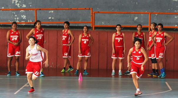 Pemain Timnas Basket Putri SEA Games menjalani tes fisik di Hall Basket Gelora Bung Karno, Senayan, Jakarta. Kamis (21/5). (Bola.com/Arief Bagus)