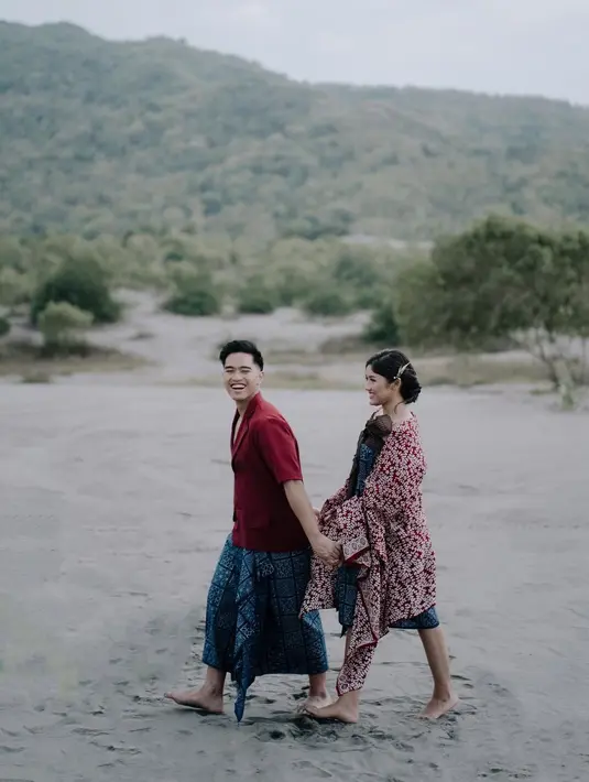 <p>Untuk foto prawedding ini, Kaesang Pangarep dan Erina Gudono tak memilih pakaian adat namun keduanya mengenakan kain tradisional. (Foto: Instagram/@kaesangp)</p>