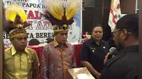 Ketua DPR, Ade Komarudin mengajak ADKASI Papua dan Papua Barat perkuat komunikasi dengan masyarakat untuk memperlancar pembangunan.
