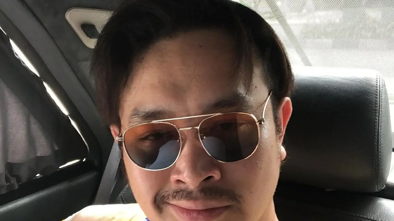 Gilang Dirga Positif COVID-19, Ini 6 Potret Perubahan Penampilannya dengan Kumis