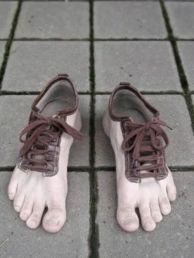 6 Modifikasi Sepatu Ini Kelewat Unik, Enggak Habis Pikir