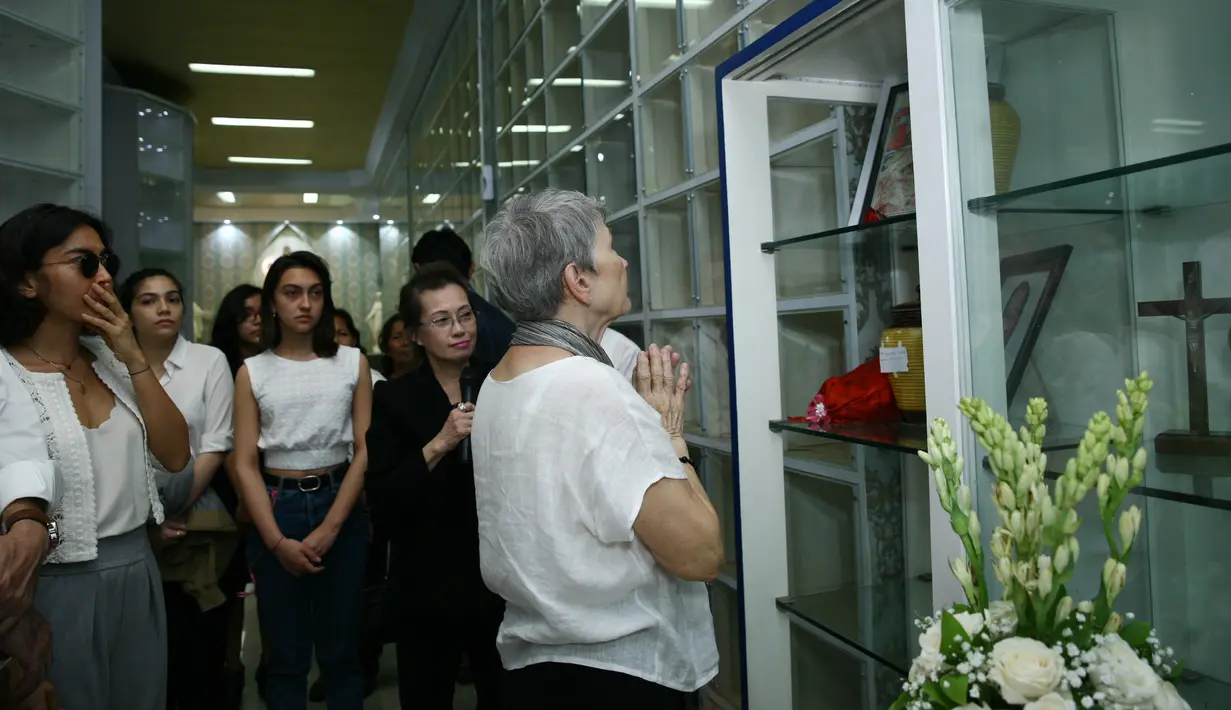 "Kayu kan menjadi bara kalau dibakar, karena di dalam ada anginnya berputar, hilang. Tinggal tulang manusia dibakar kemana pun tetap jatuh. Karena berat jenisnya ya. Memang sudah ada loyangnya," lanjutnya. (Nurwahyunan/Bintang.com)