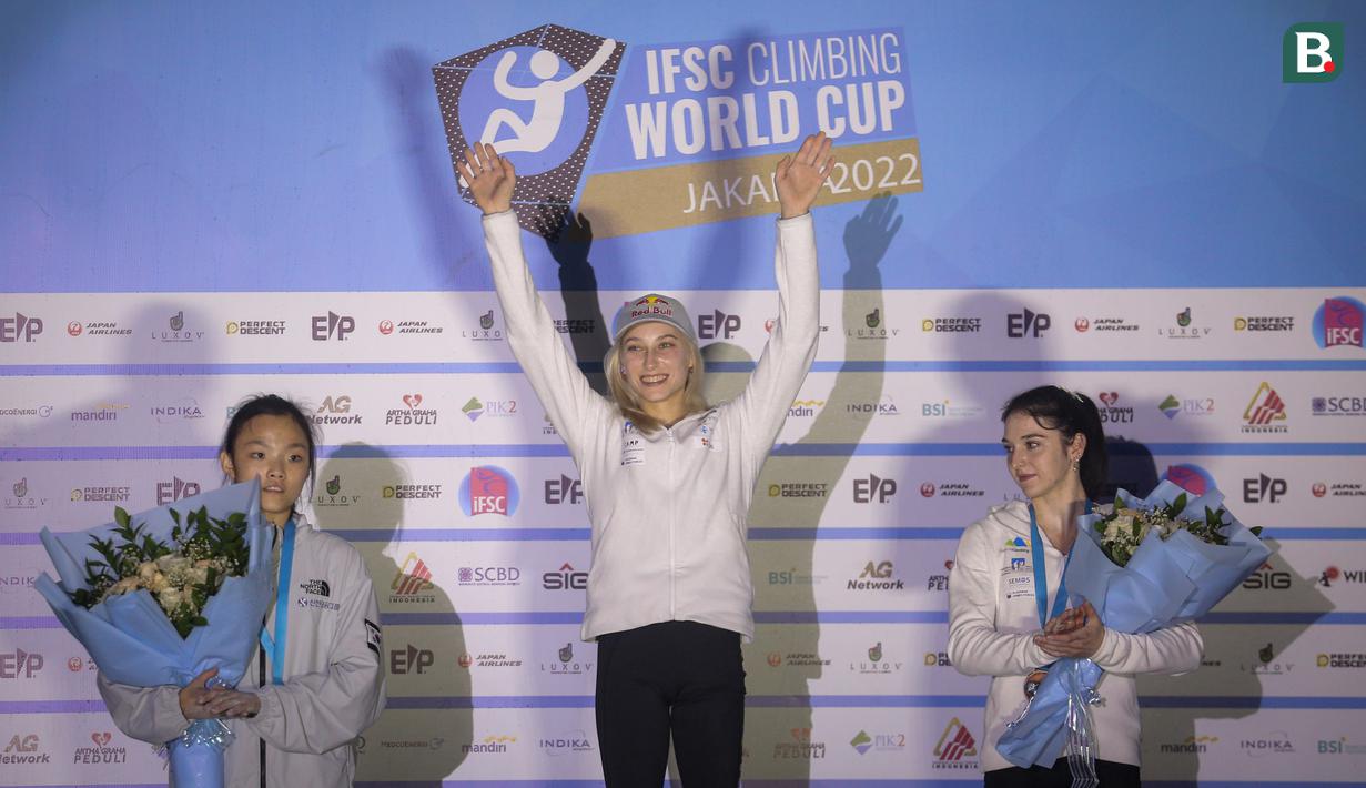 <p>Hal tersebut membuatnya berhasil menyabet tempat tertinggi di Kejuaraan Panjat Tebing Dunia IFSC 2022 seri Jakarta mengalahkan rekannya Mia Krampl (kanan) dan atlet asal Korea Selatan, Seo Chae-hyun. (Bola.com/Bagaskara Lazuardi)</p>