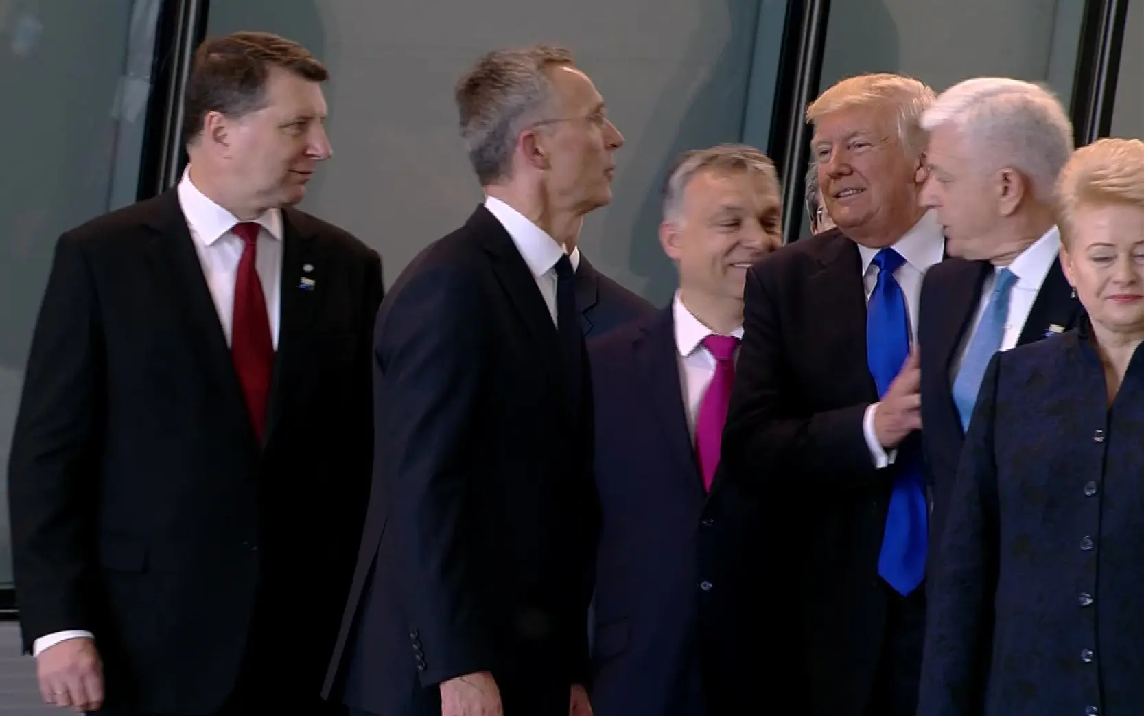 Detik-Detik Donald Trump 'Menyingkirkan' PM Montenegro (NATO TV via AP)