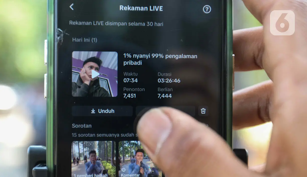 Layar ponsel menampilkan akun TikTok seorang konten creator usai "live streaming" TikTok dengan bernyanyi di kawasan Kanal Banjir Timur (KBT), Duren Sawit, Jakarta Timur, Sabtu (7/9/2024). (Liputan6.com/Herman Zakharia)