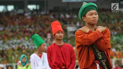 Penampilan penari sufi saat memeriahkan Harlah ke-73 Muslimat NU di SUGBK, Jakarta, Minggu (27/1). Para penari ini berasal dari Pondok Pesantren Savilil Muttaqin, Takeran, Magetan, Jawa Timur. (Liputan6.com/JohanTallo)