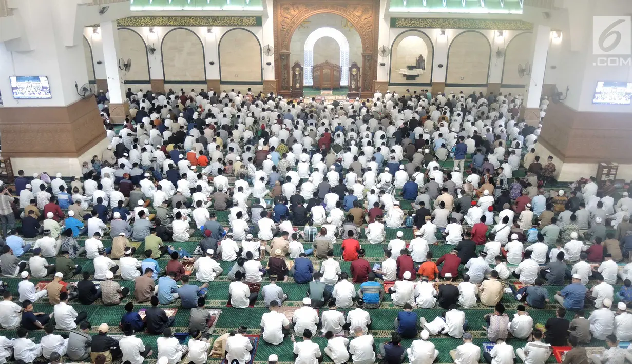 Umat muslim menunggu pelaksanaan salat Idul Fitri di Masjid Agung Jawa Tengah, Semarang, Rabu (5/6/2019). Salat Idul Fitri di Masjid Agung Jawa Tengah diimami oleh KH Ulil Abshor AH. (Liputan6.com/Gholib)