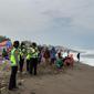 Polisi memperketat pengawasan di pantai wisata Kebumen agar gelombang pasang tak sampai menimbulkan korban jiwa. (Foto: Liputan6.com/Polres Kebumen/Muhamad Ridlo)