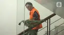 Komisi Pemberantasan Korupsi (KPK) kembali melakukan pemeriksaan lanjutan terhadap tersangka kasus dugaan suap ijon proyek di lingkungan Pemerintah Kabupaten Bekasi, HM Kunang. Tampak dalam foto, tersangka kasus dugaan suap ijon proyek di lingkungan Pemerintah Kabupaten Bekasi, HM Kunang berjalan keluar Gedung Merah Putih Komisi Pemberantasan Korupsi, Jakarta, Rabu (8/4/2026). (Liputan6.com/Helmi Fithriansyah)
