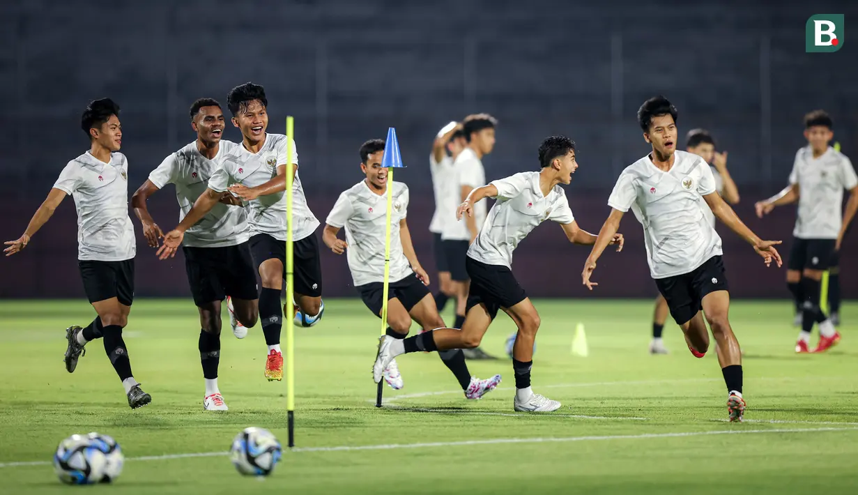 Sukacita pemain Timnas Indonesia U-17 saat sesi latihan di Stadion Gelora 10 November 2023, Surabaya, Kamis (9/11/2023). (Bola.com/Bagaskara Lazuardi)