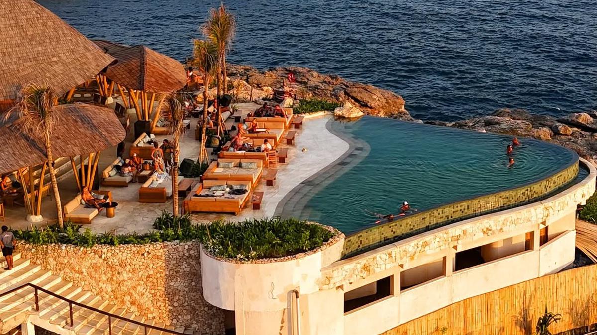 Opsi Berlebaran di Pulau Ceningan Bali, Ada Lounge dengan Kolam Renang Berpemandangan Samudra Hindia