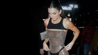 After party Met Gala, Kendall Jenner terlihat mengenakan bodysuit payet tipis transparan dari Chanel tahun 1994, dengan harness hitam dan detail celana dalam. Memiliki detail tali mutiara. Ia pun mengenakan heels hitamnya. Credit: Instagram @danixmichelle
