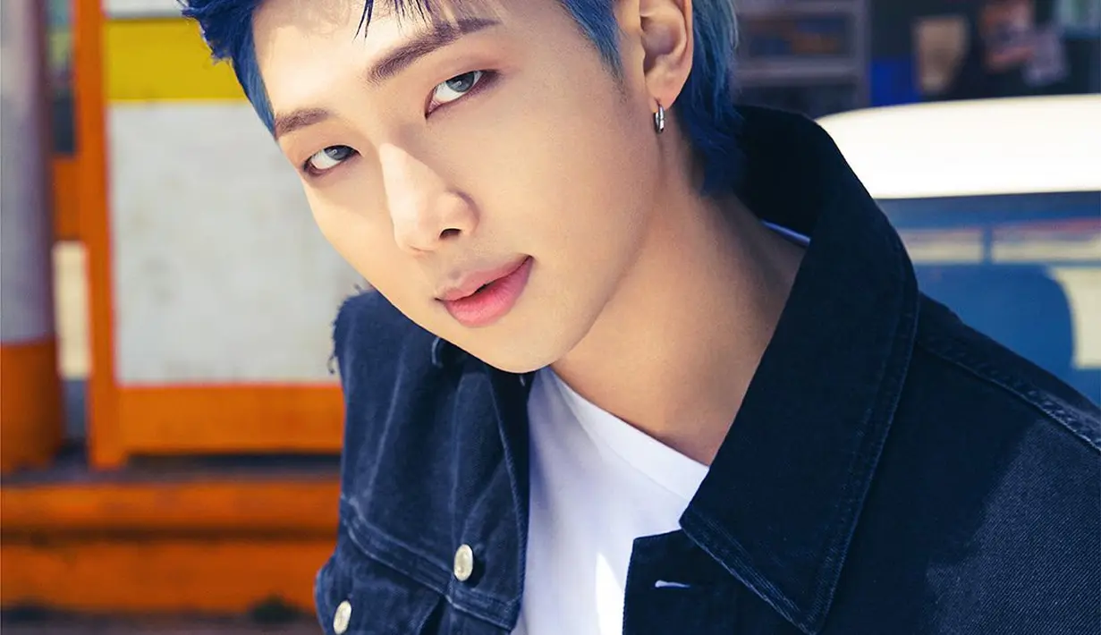Terakhir, pada comeback single terbarunya ‘permission to dance’ RM mengganti warna rambutnya dengan warna dark blue/copyright instagram/bts.bighitofficial