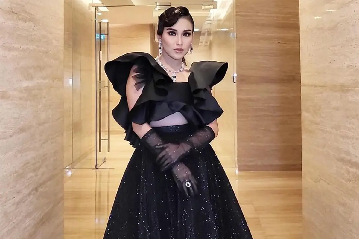Pesona Ayu Ting Ting dengan Outfit Hitam, Tampil Menawan