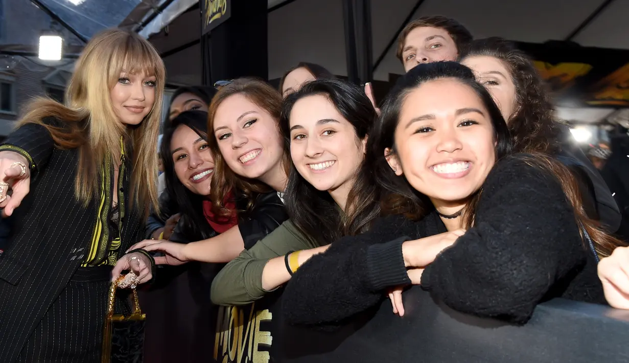 Gigi Hadid berfoto dengan penggemarnya saat menghadiri acara MTV Movie Awards di Warner Bros Studio, Burbank, California, Sabtu (9/4).  Kekasih Zayn Malik itu mengubah gaya rambutnya dengan tampil berponi. (Larry BUSACCA/GETTY IMAGES NORTH AMERICA/AFP)
