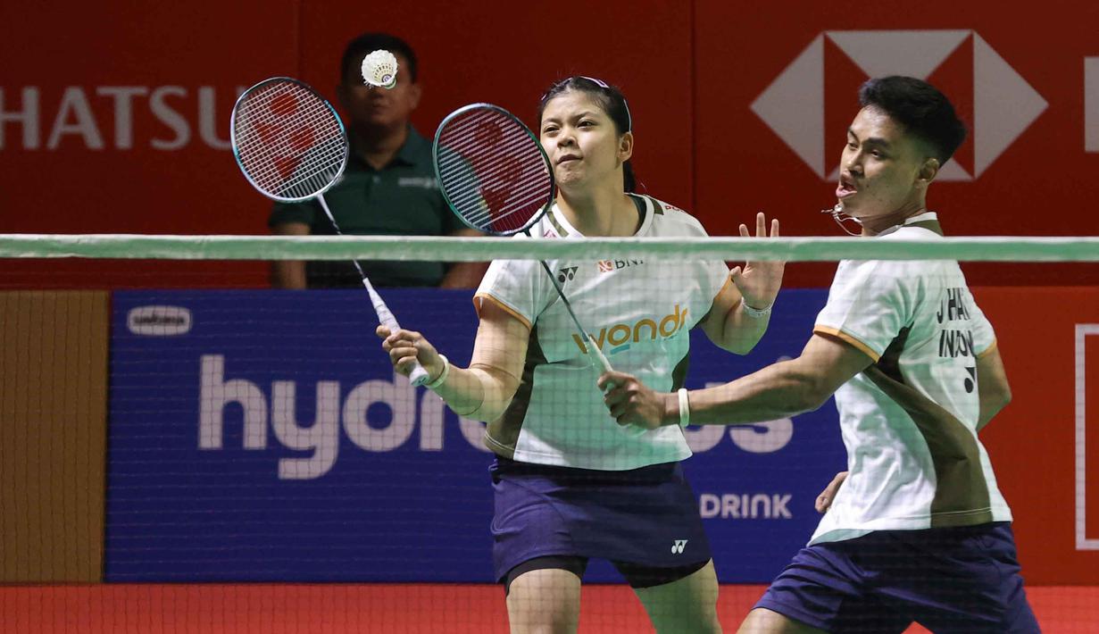Bertanding melawan Kristoffer Kolding/Mette Werge (Denmark), Jafar Hidayatullah/Felisha Pasaribu unggul dua set langsung dengan skor 21-14 dan 21-19. Tampak daam foto, pebulu tangkis ganda campuran Indonesia, Jafar Hidayatullah/Felisha Pasaribu saat bertanding melawan Kristoffer Kolding/Mette Werge (Denmark) di babak 32 besar Indonesia Masters 2026 di Istora Gelora Bung Karno, Senayan, Jakarta, Rabu (21/1/2026) siang. (Bola.com/Abdul Aziz)
