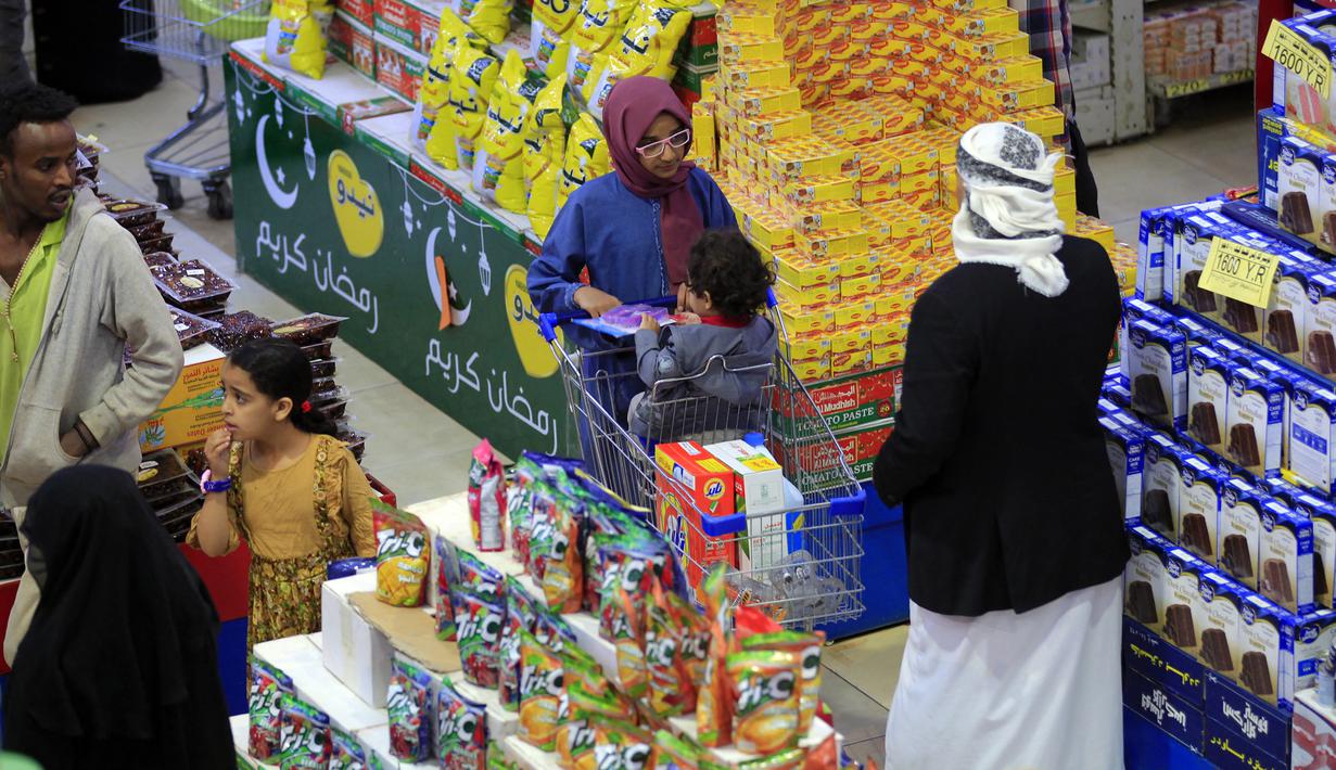 Warga Yaman berbelanja di supermarket menjelang bulan suci Ramadhan yang akan datang, di ibu kota Sanaa pada 30 Maret 2022. Bulan Ramadhan adalah bulan suci yang paling dinantikan umat Islam seluruh dunia. (MOHAMMED HUWAIS / AFP)