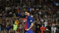 Striker Barcelona, Lionel Messi, tampak kecewa usai pertandingan melawan Eibar pada laga pekan terakhir La Liga di Camp Nou, Minggu (21/5/2017). Meski menang, Barcelona tetap gagal juara La Liga. (AP/Manu Fernandez)