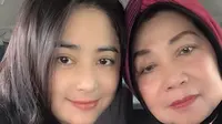 Dewi Perssik Beri Kado Perhiasan Berlian untuk Ibunda yang Berulang Tahun