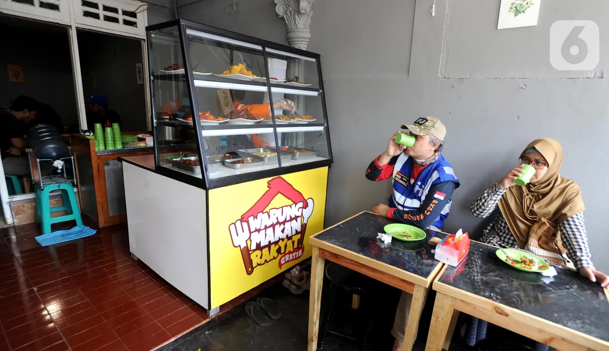 Suasana Warung Makan Rakyat yang menyediakan makanan gratis di Jalan Sulawesi, Perumnas Depok Utara, Kecamatan Beji, Kota Depok, Kamis (27/8/2020). Warung Makan Rakyat dibuka untuk umum selama 24 jam dalam sepekan alias tak ada liburnya. (merdeka.com/Arie Basuki)