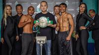 Petinju Indonesia, Hebi Marapu saat timbang badan jelang pertarungan melawan Pipat Chaiporn(Thailand) pada perebutan gelar kelas ringan (61,2 kg) WBC Asia Continental. (Istimewa)