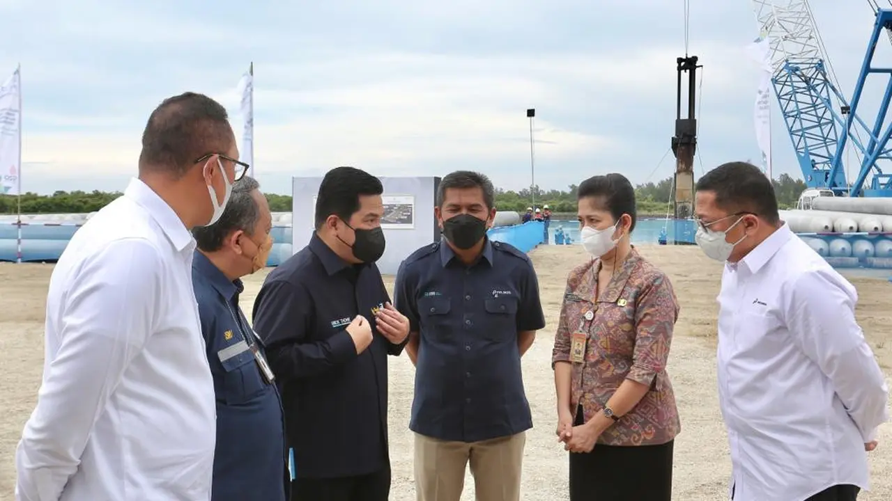 Menteri BUMN Erick Thohir mengunjungi Terminal Liquified Natural Gas (LNG) di Bali Maritime Tourism Hub (BMTH)