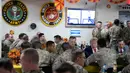 Presiden Amerika Serikat Donald Trump makan malam bersama para tentara saat mengunjungi Pangkalan Udara Bagram, Afghanistan, Kamis (28/11/2019). Kunjungan dadakan Trump pada hari Thanksgiving tersebut mengejutkan pasukan AS yang bertugas di Afghanistan. (AP Photo/Alex Brandon)