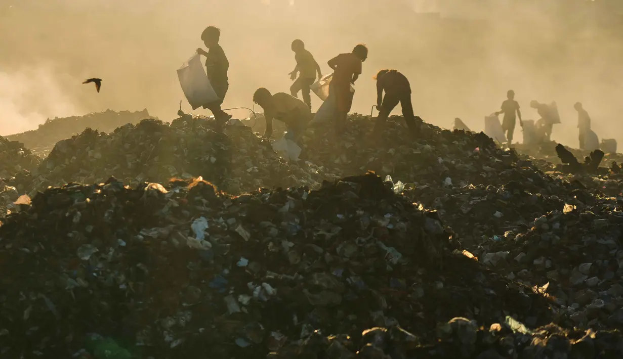 Badan PBB untuk Pengungsi Palestina (UNRWA) menyebut krisis kemanusiaan di Gaza membuat anak-anak sangat menderita. (AP Photo/Jehad Alshrafi)