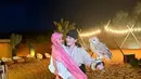 Shandy Aulia juga memanfaatkan momentum libur lebaran dengan mengajak putrinya liburan ke Dubai. Berada di padang pasir, Shandy mengenakan dress coklat lengan panjang, dan putrinya dibalut dress putih dan sorban pink. [@shandyaulia]