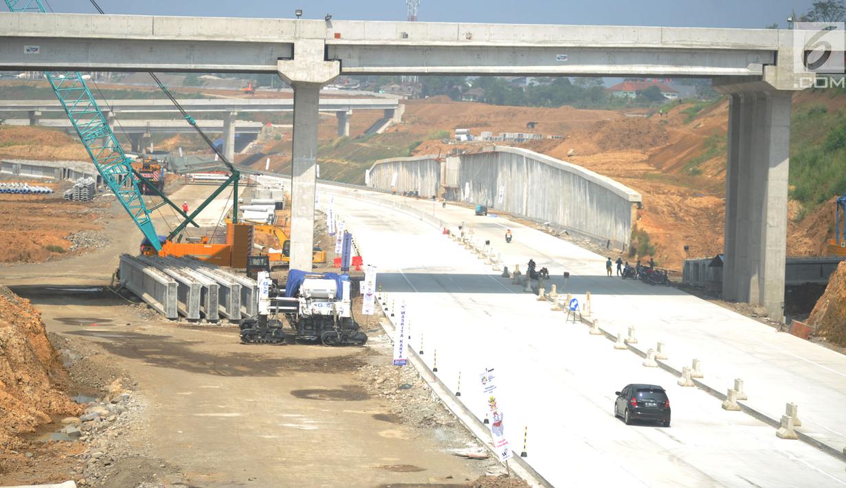Sejumlah pengendara mobil melintasi jalan fungsional Bocimi di kawasan Cigombong, Bogor (9/6). Tol Bogor-Ciawi-Sukabumi (Bocimi) Seksi I sepanjang 15,3 kilometer yang membentang mulai dari Ciawi hingga Cigombong, Kabupaten Bogor. (Merdeka.com/Arie Basuki)