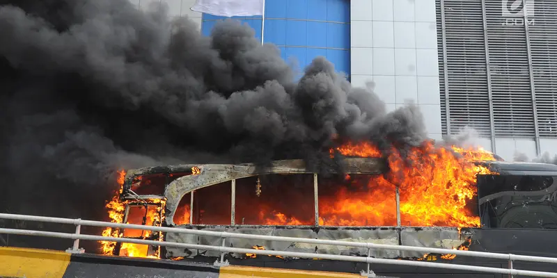 Bus Polisi Terbakar di Dekat Fly Over Slipi