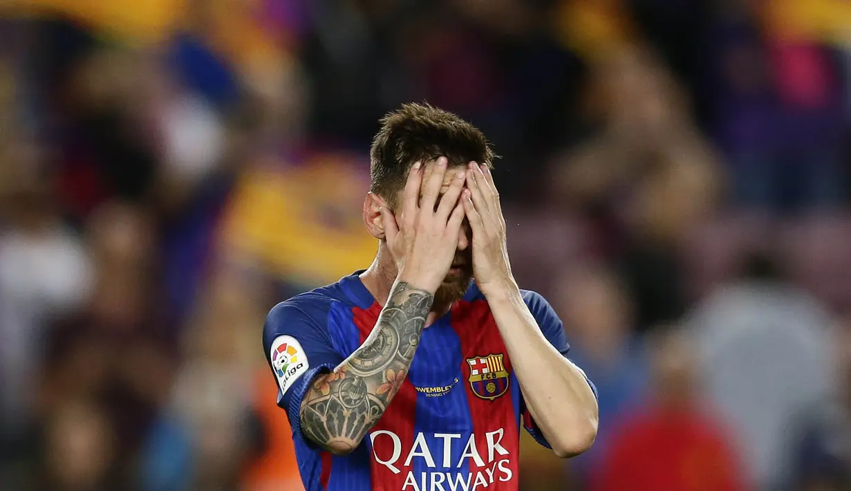 Striker Barcelona, Lionel Messi, tampak kecewa usai pertandingan melawan Eibar pada laga pekan terakhir La Liga di Camp Nou, Minggu (21/5/2017). Meski menang, Barcelona tetap gagal juara La Liga. (AP/Manu Fernandez)